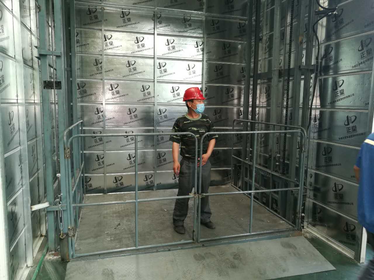 美麗中國(guó)（開元集團(tuán)）導(dǎo)軌升降機(jī)安裝完畢！