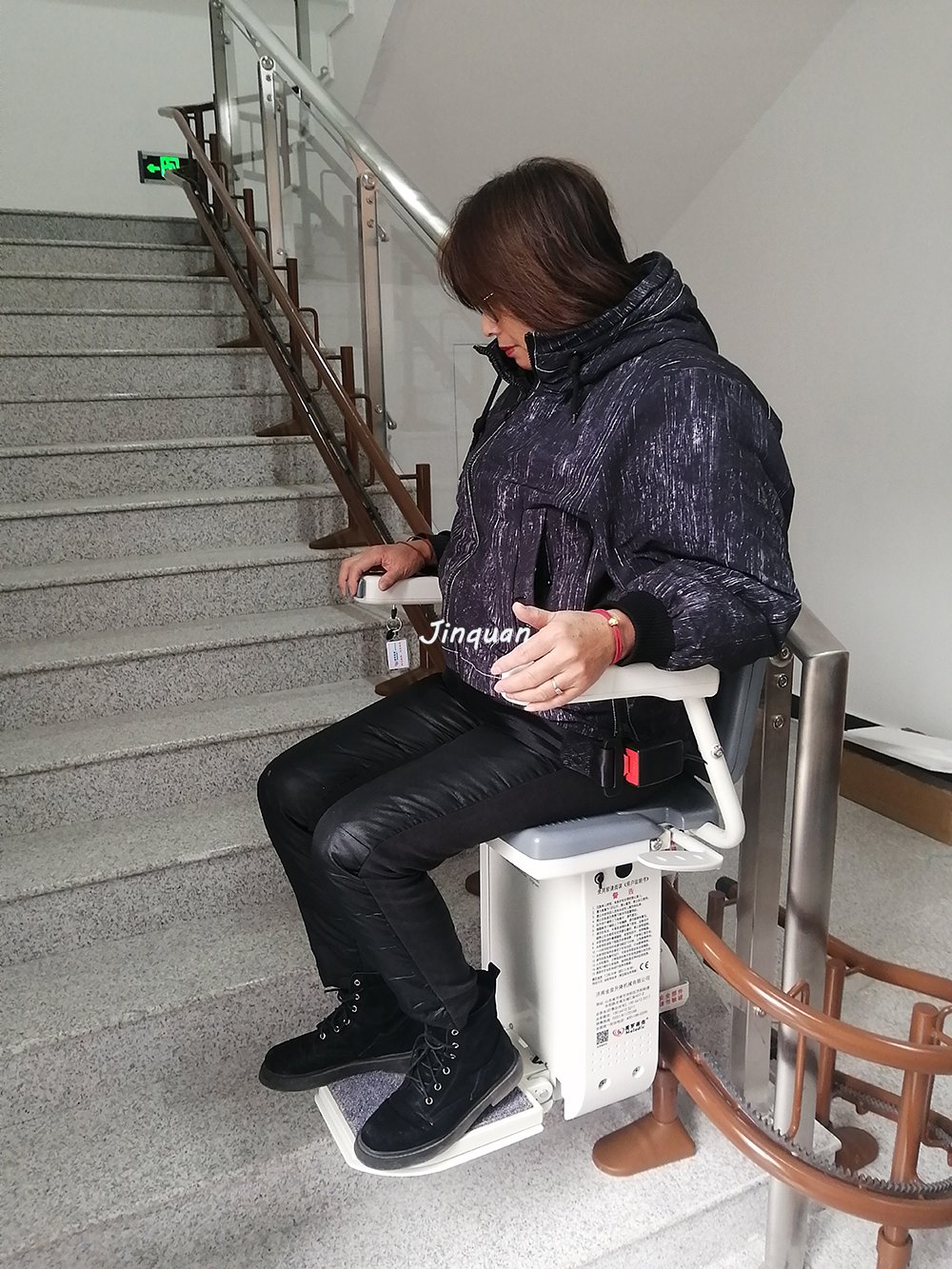 <b>濟南養(yǎng)老院安裝斜掛座椅電梯</b>